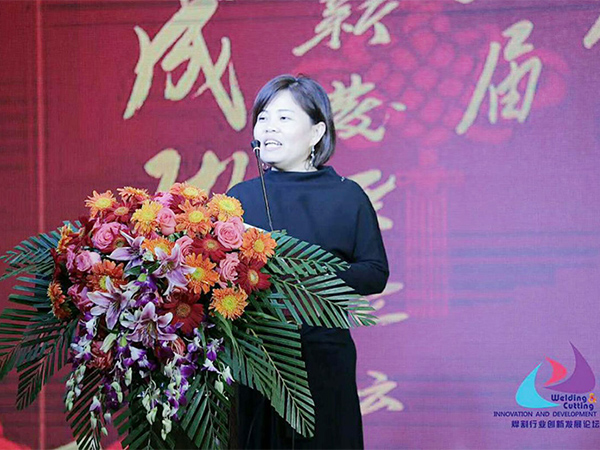 公司參加第二屆焊割技術論壇，贊助其活動，銷售總監上臺講話“網絡營銷”廣受好評。