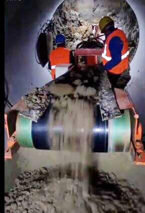 頂管扒渣機出渣工作圖.jpg 頂管扒渣機出渣工作圖.jpg